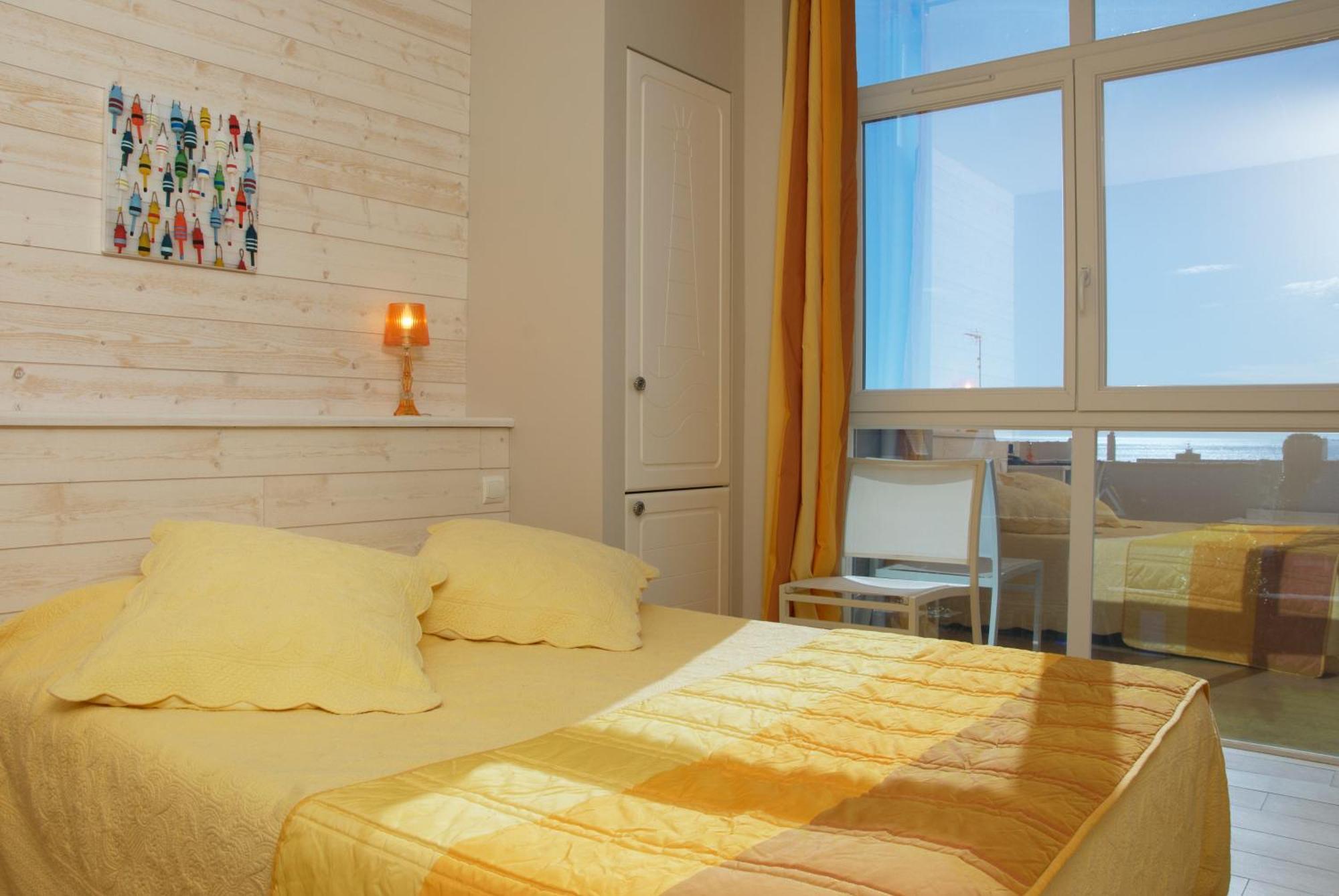 Logis Hotel Vent D'Iroise Плуґонвелін Екстер'єр фото