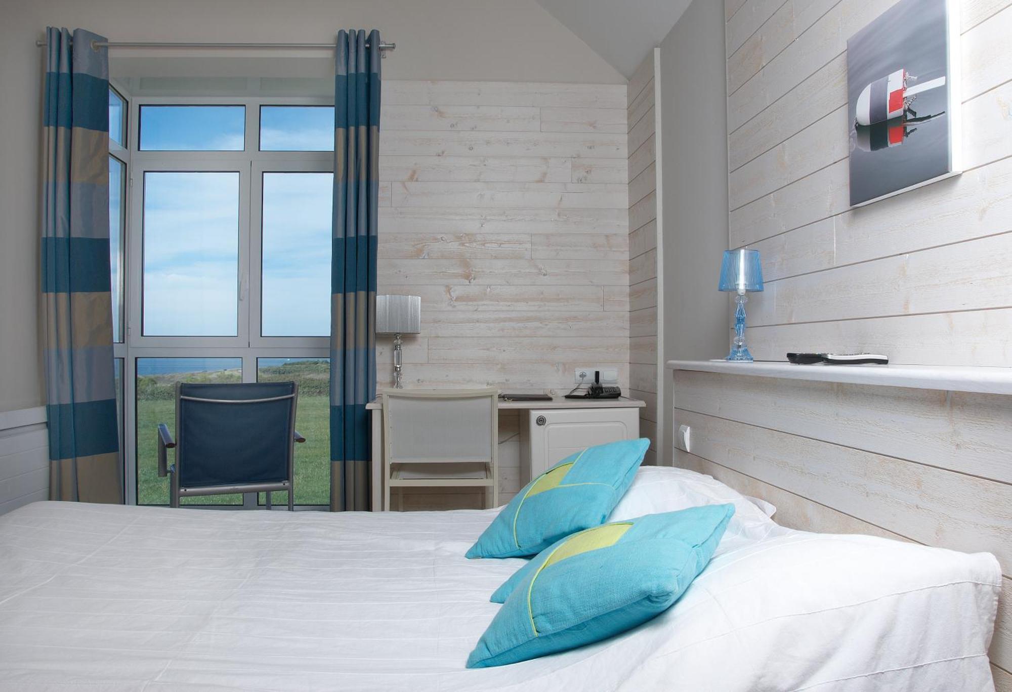 Logis Hotel Vent D'Iroise Плуґонвелін Екстер'єр фото